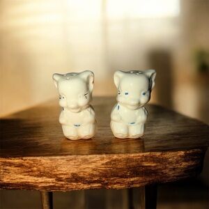 This is a pair of vintage Shawnee Pottery bear salt and pepper shakers